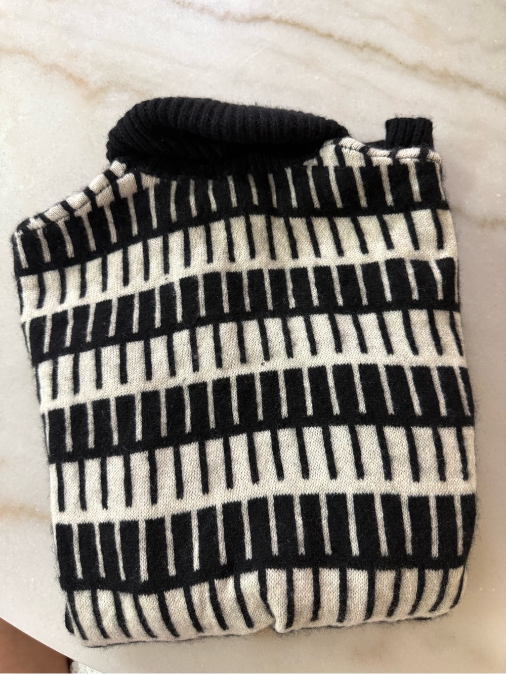 BLOOMINGDALE’S Black & White Patterned Cashmere Turtleneck Sweater